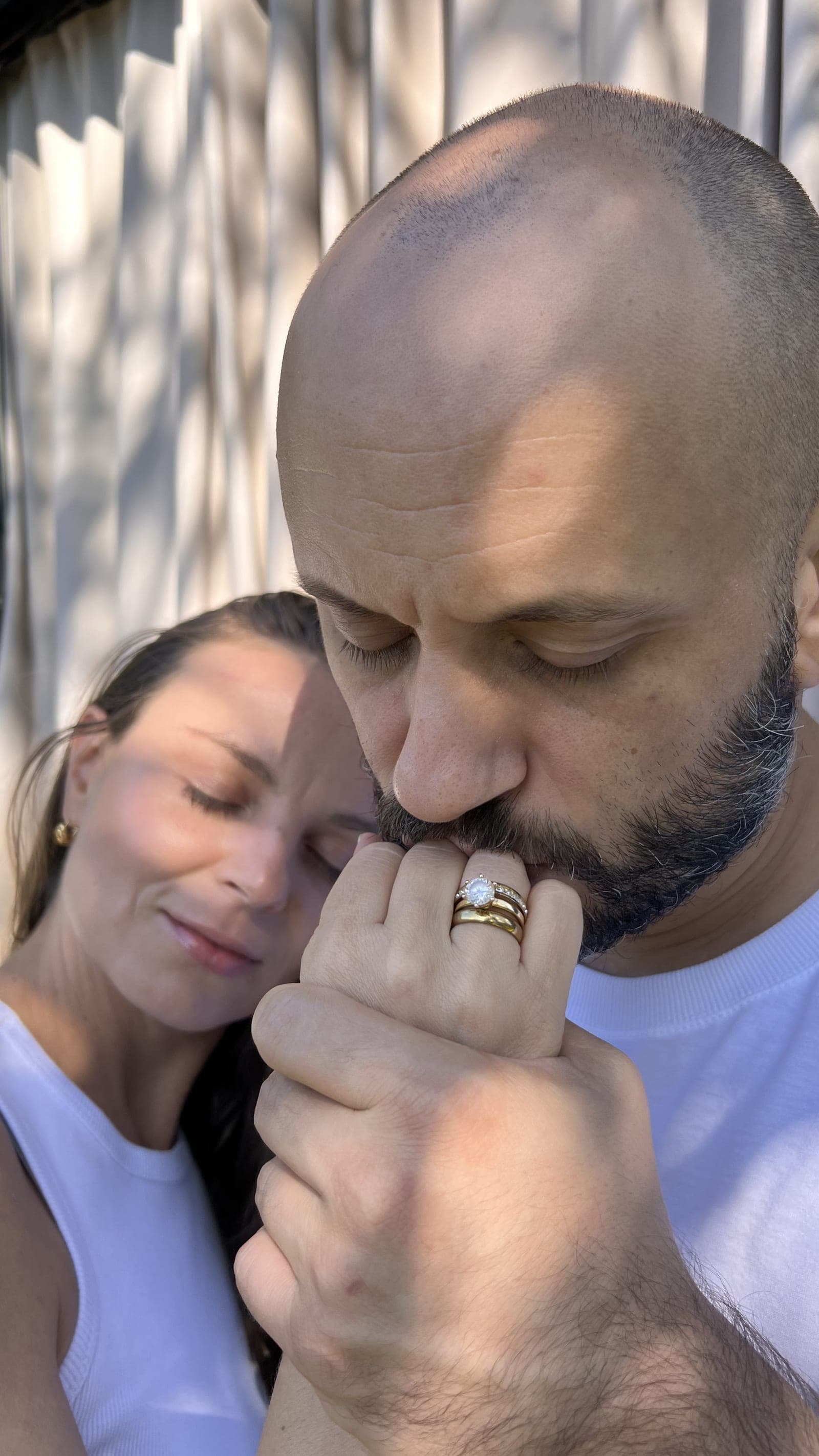 Bruno beijando a mão de Josélia com a aliança