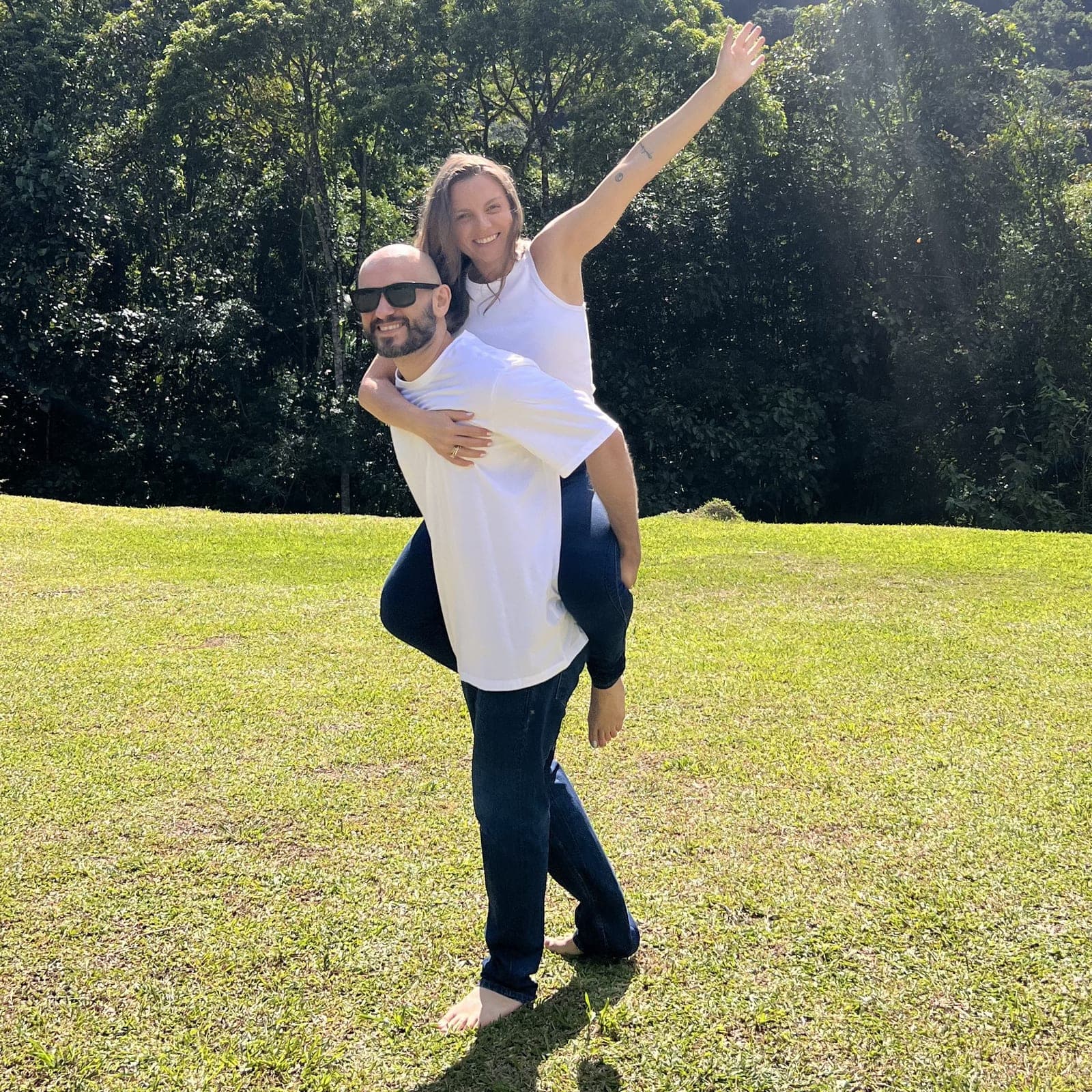Josélia nas costas de Bruno, os dois sorrindo no campo